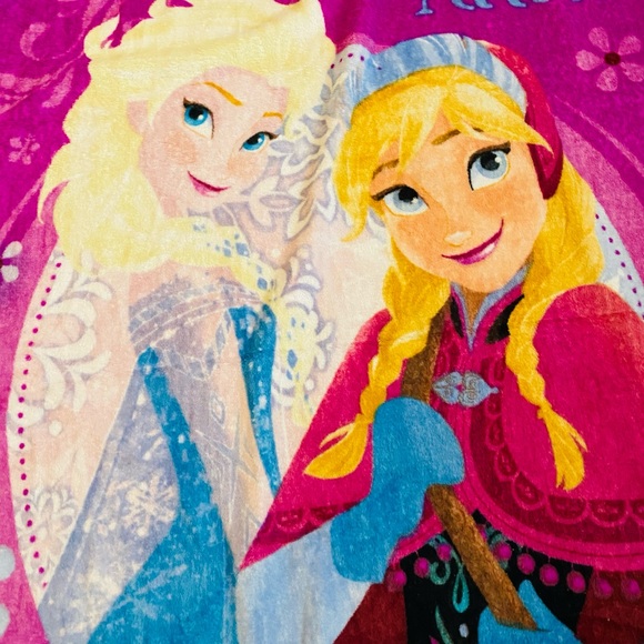 Frozen 2 Elsa & Anna blanket - Picture 2 of 5